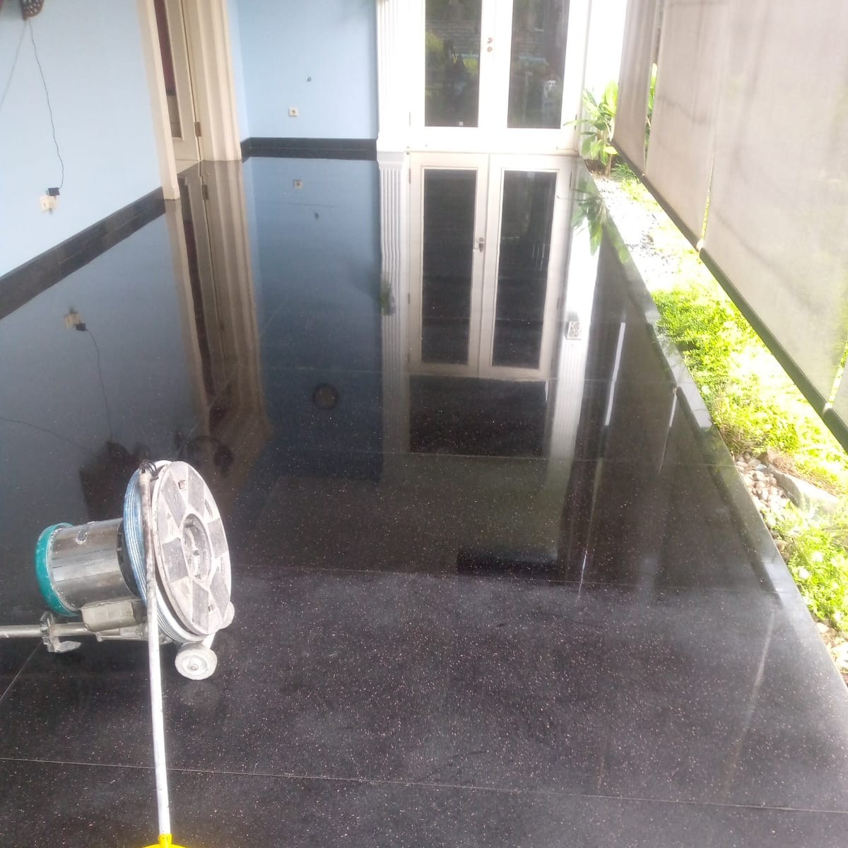 Poles Granit Tile Komersial